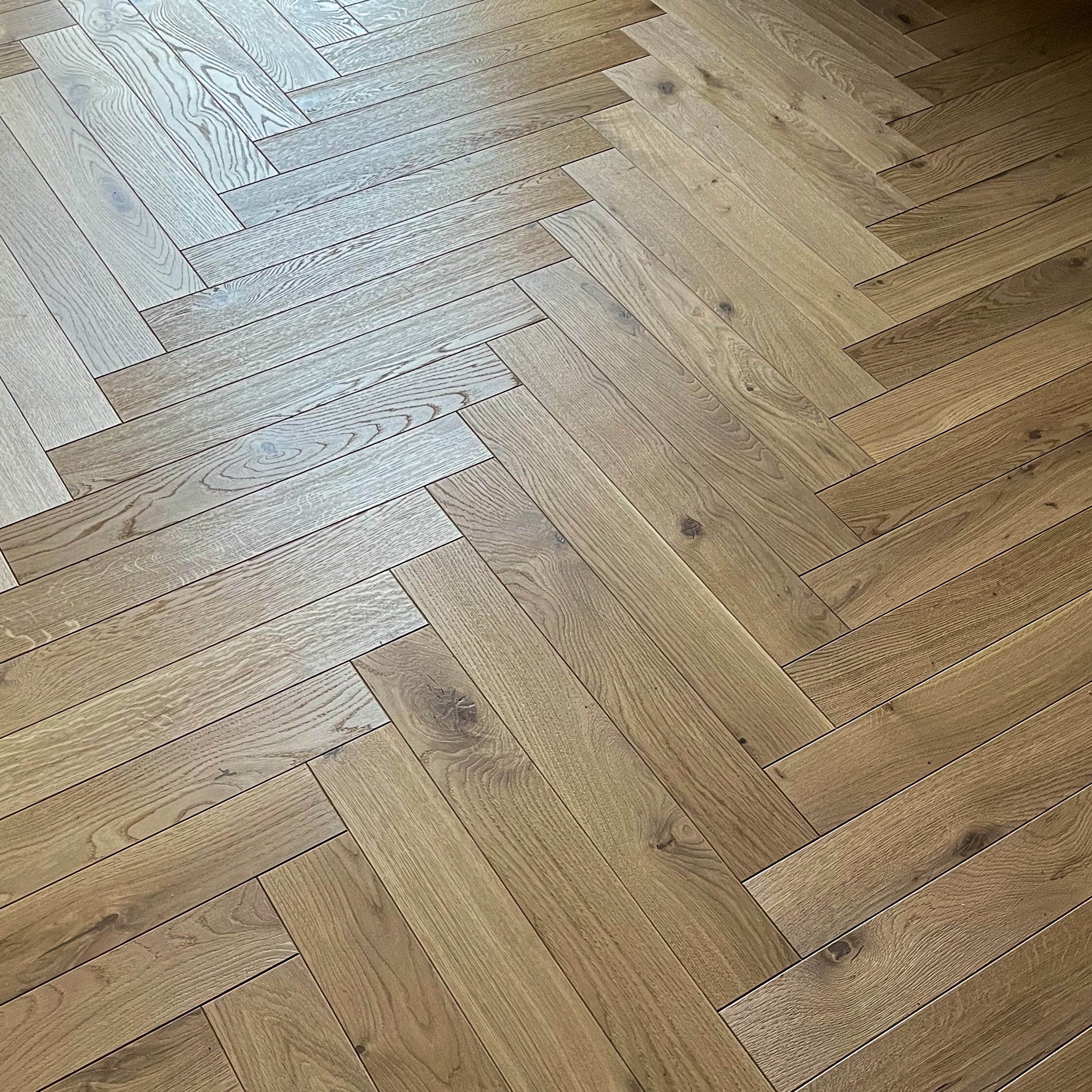 Parkiet 3 - Warstwowy Jodełka klasyczna Rustic 15 / 90 / 600 Kolor Breslaw